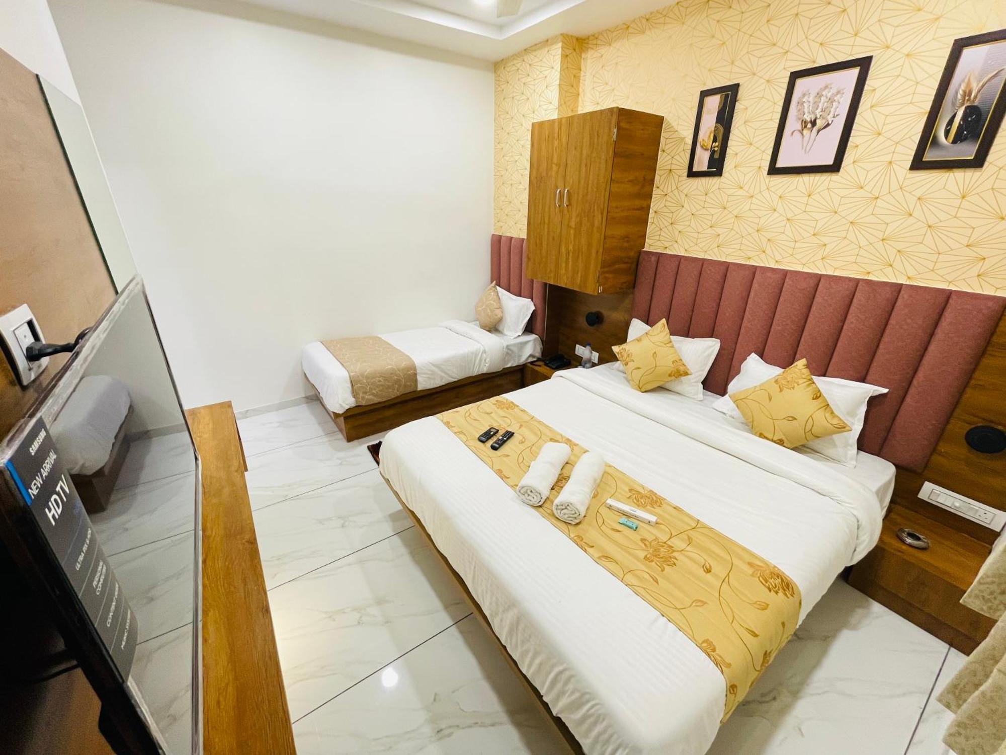 Hotel Avenue Sky Ahmedabad Exterior photo